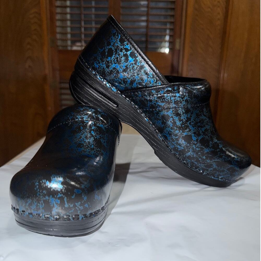 Dansko XP W Size 37 US 6.5-7 Black Blue Metallic Patent Leather Comfort Clogs